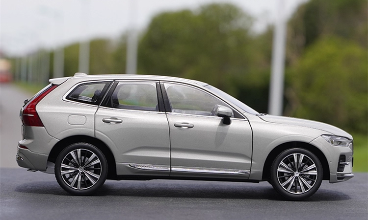 High relistic 1:18 Volvo XC60 Diecast display Model – Premium Alloy SUV Replica with Opening Doors, Hood & Trunk