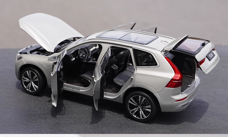 High relistic 1:18 Volvo XC60 Diecast display Model – Premium Alloy SUV Replica with Opening Doors, Hood & Trunk