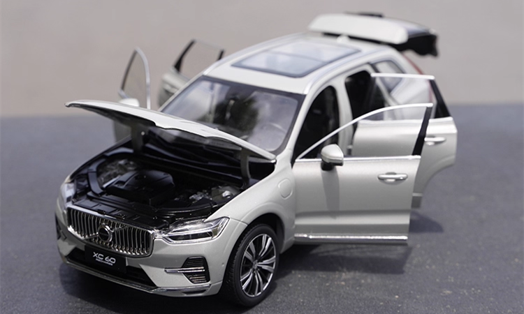 High relistic 1:18 Volvo XC60 Diecast display Model – Premium Alloy SUV Replica with Opening Doors, Hood & Trunk