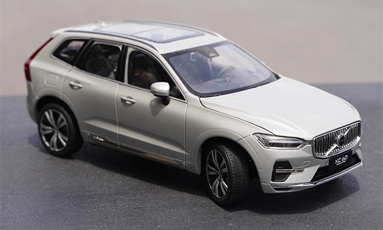 High relistic 1:18 Volvo XC60 Diecast display Model – Premium Alloy SUV Replica with Opening Doors, Hood & Trunk