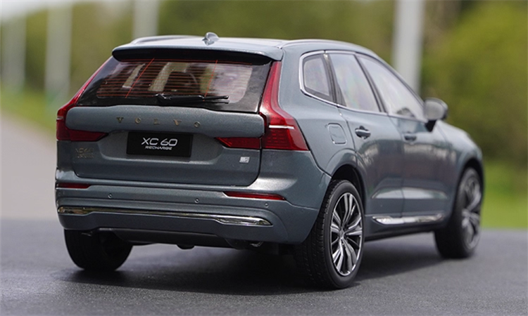 High relistic 1:18 Volvo XC60 Diecast display Model – Premium Alloy SUV Replica with Opening Doors, Hood & Trunk