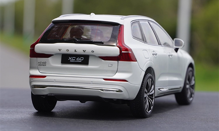High relistic 1:18 Volvo XC60 Diecast display Model – Premium Alloy SUV Replica with Opening Doors, Hood & Trunk