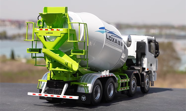 Authentic 1:24 Scale Foton Auman EST LOXA L10 8*4 Diecast Concrete Mixer Truck for Christmas gift,collection