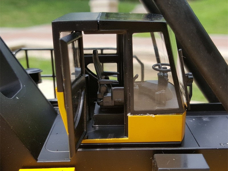 Authentic 1:35 XCMG XCS4531K Reach Stacker Diecast Model – Alloy Container Crane Collectible for gift