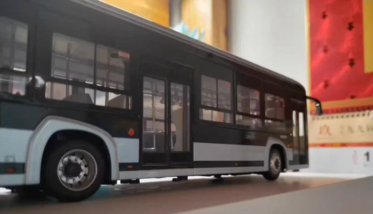 1:38 Xiamen King Long Smart City Light 5G Connected  XMQ6105G collectible city bus – High Simulation Collectible Diecast Bus with Opening Doors & Light Effects