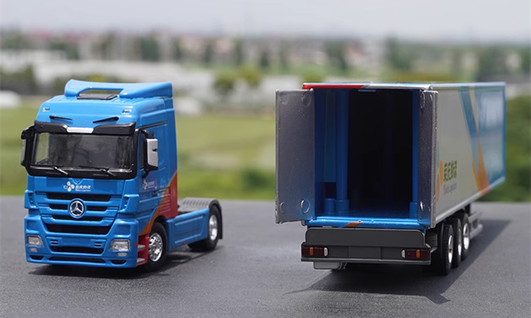 High-Fidelity 1:50 Scale Mercedes-Benz Alloy Container Truck Model for collection, gift, display