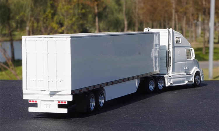 1:64 Volvo Freightliner American-Style Long Nose Container Truck | Diecast Alloy Model with Detachable Trailer