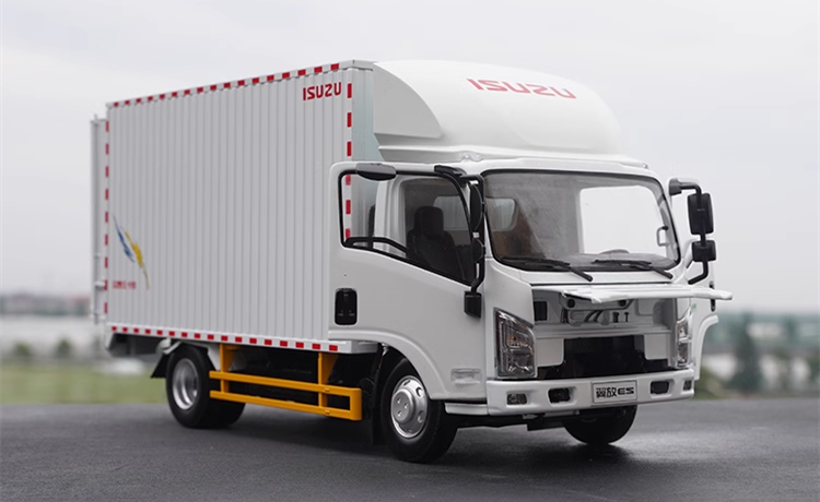 Original factory 1:18 Isuzu Yifang Wing ES diecast light truck model for gift, collection