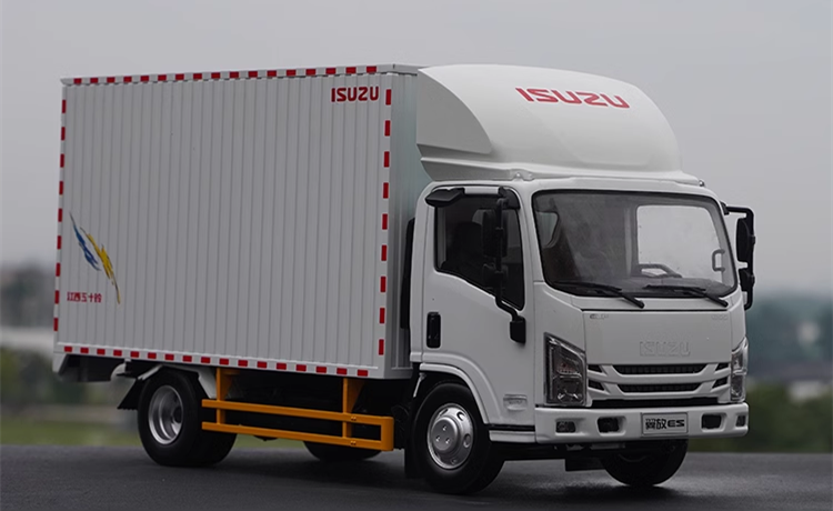 Original factory 1:18 Isuzu Yifang Wing ES diecast light truck model for gift, collection