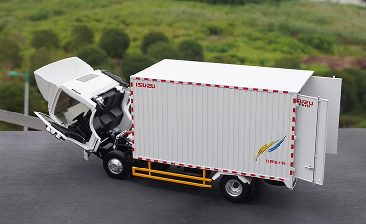 Original factory 1:18 Isuzu Yifang Wing ES diecast light truck model for gift, collection