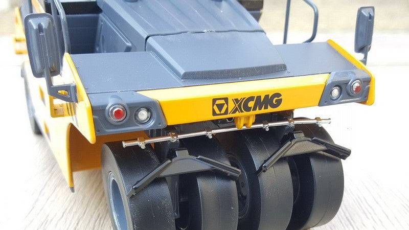 New release high quality 1:25 XCMG XP305S Tire Road Roller Diecast Scale Model for collection, gift