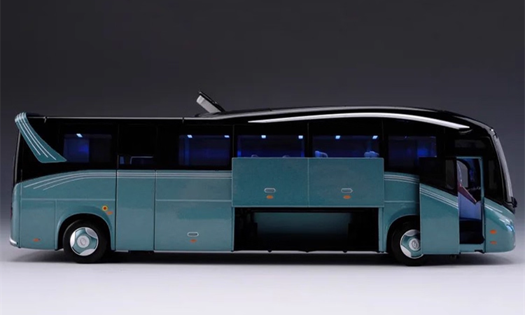 1:38 Kinglong MC “Land Cruiser” Scale Luxury Bus Collectible – Full Alloy Bus with Lighting Effects