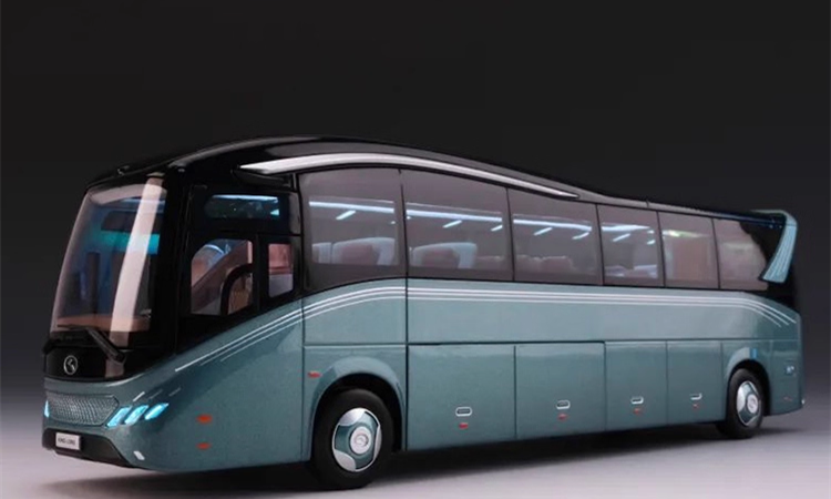 1:38 Kinglong MC “Land Cruiser” Scale Luxury Bus Collectible – Full Alloy Bus with Lighting Effects
