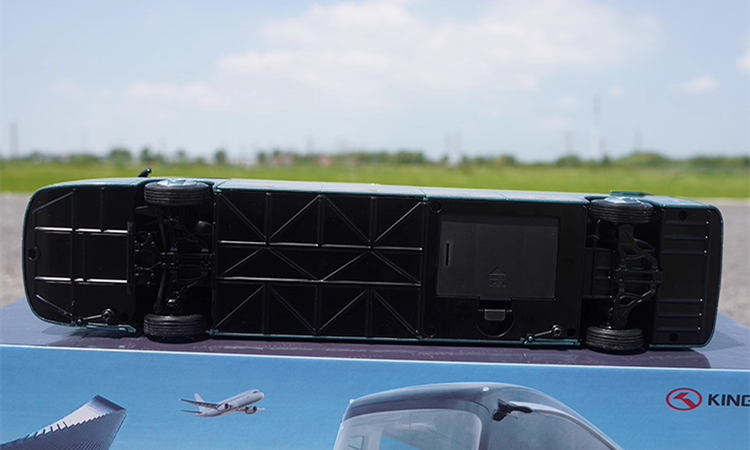 1:38 Kinglong MC “Land Cruiser” Scale Luxury Bus Collectible – Full Alloy Bus with Lighting Effects