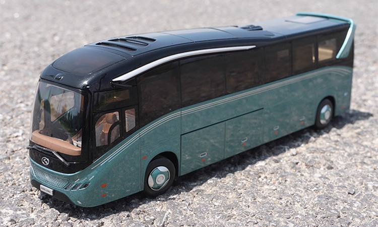 1:38 Kinglong MC “Land Cruiser” Scale Luxury Bus Collectible – Full Alloy Bus with Lighting Effects