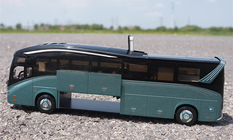 1:38 Kinglong MC “Land Cruiser” Scale Luxury Bus Collectible – Full Alloy Bus with Lighting Effects