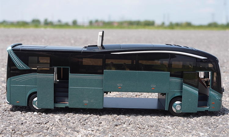 1:38 Kinglong MC “Land Cruiser” Scale Luxury Bus Collectible – Full Alloy Bus with Lighting Effects