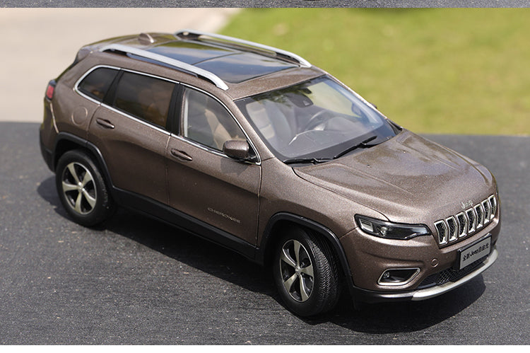 Original factory authentic 1:18 JEEP Cherokee SUV diecast car model with small gift
