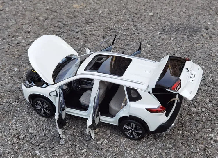 Authentic 1:18 Nissan X-Trail 2021 Alloy SUV CAR Model with Opening Doors & Detailed Interior