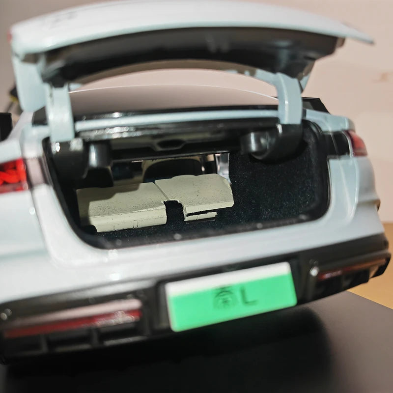 BYD Qin L 2024 Original 1:18 Diecast Sedan Model for Display & Collection