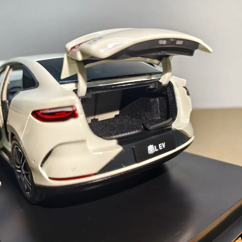 High Simulation 1:18 BYD QinL EV 2025 Alloy Model – Realistic Electric Car Collectible & Display Replica