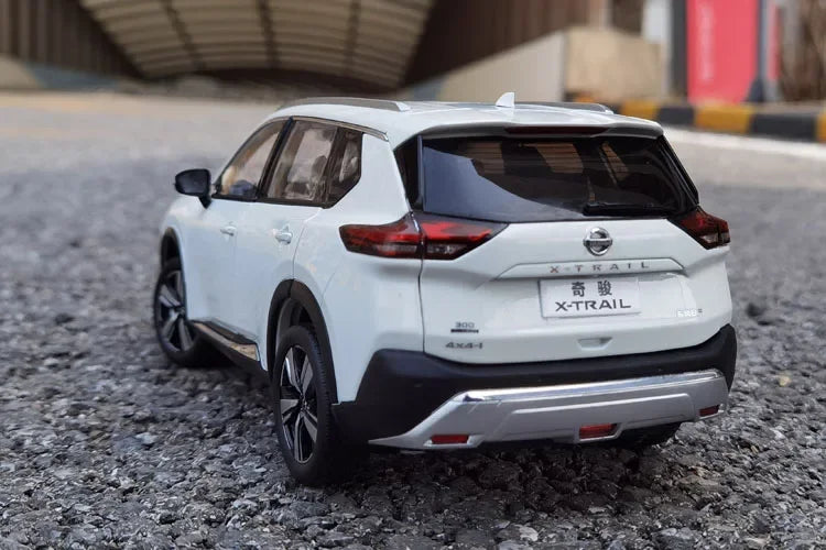 Authentic 1:18 Nissan X-Trail 2021 Alloy SUV CAR Model with Opening Doors & Detailed Interior