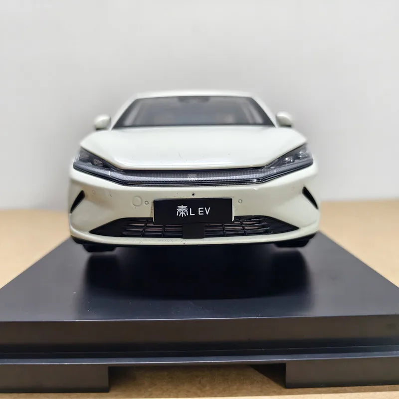 High Simulation 1:18 BYD QinL EV 2025 Alloy Model – Realistic Electric Car Collectible & Display Replica