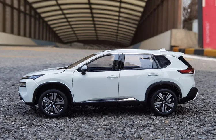Authentic 1:18 Nissan X-Trail 2021 Alloy SUV CAR Model with Opening Doors & Detailed Interior