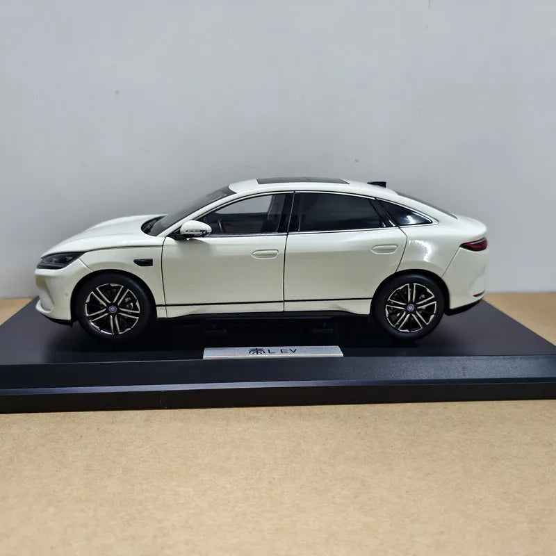 High Simulation 1:18 BYD QinL EV 2025 Alloy Model – Realistic Electric Car Collectible & Display Replica