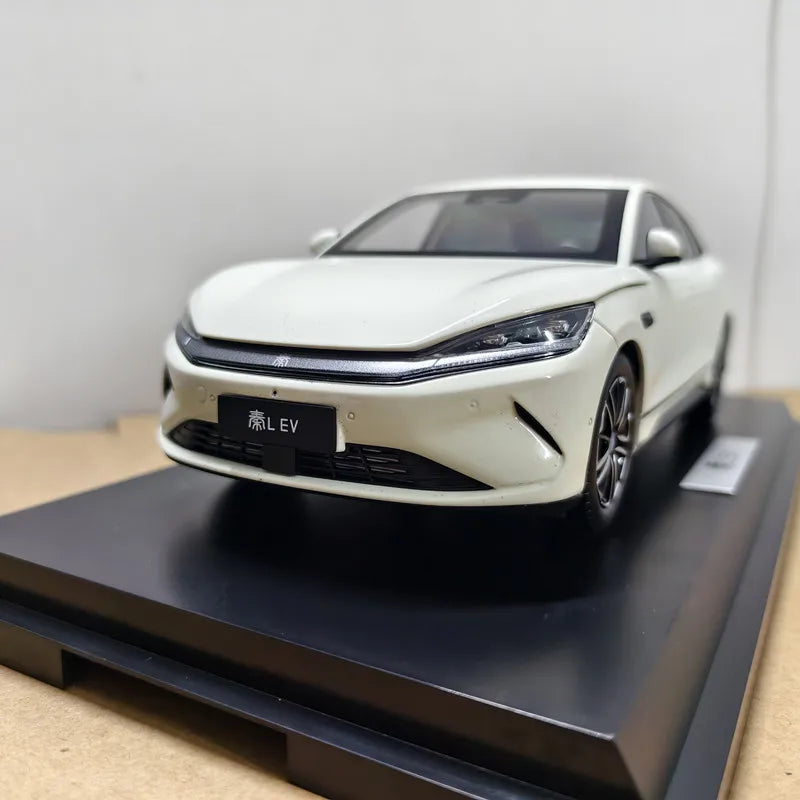 High Simulation 1:18 BYD QinL EV 2025 Alloy Model – Realistic Electric Car Collectible & Display Replica