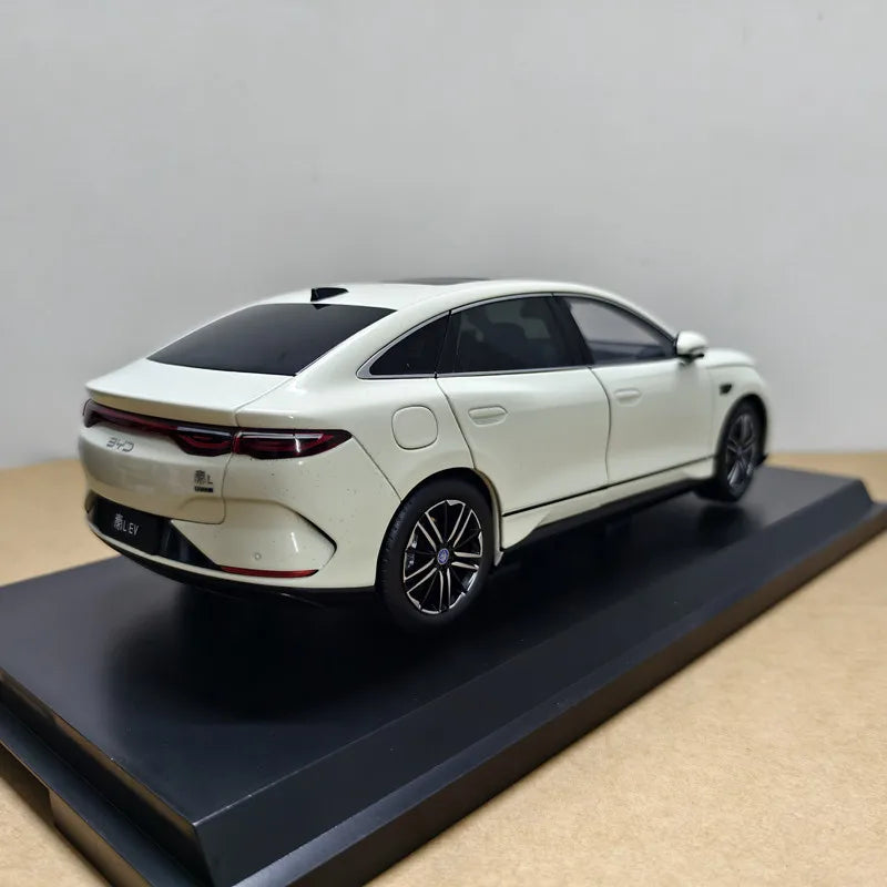 High Simulation 1:18 BYD QinL EV 2025 Alloy Model – Realistic Electric Car Collectible & Display Replica