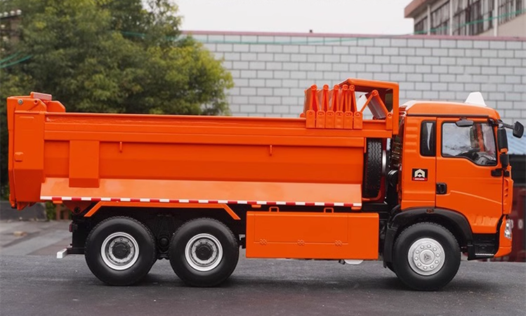 high detail collectiable 1:24 HOWO TX alloy tipper truck model for gift, collection, display