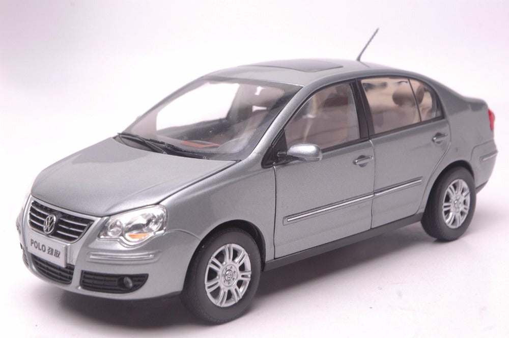 Original factory 1:18 Volkswagen VW Polo Jinqu white Sedan classic toy models for Birthday/christmas gifts, collection