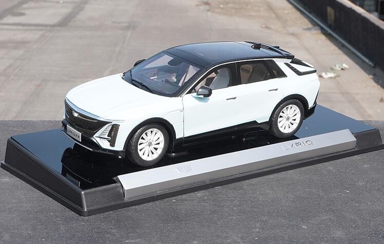 Original factory 1/18 Cadillac LYRIQ diecast scale car model kits SUV electric vehicle alloy car model for  gift