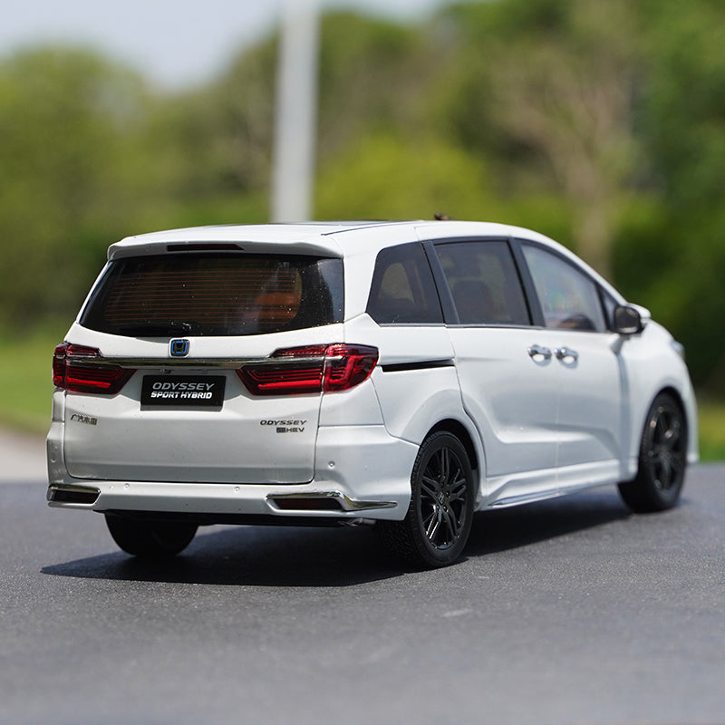 1/18 scale Honda Odyssey Sport Hybrid 2022 White Diecast Car