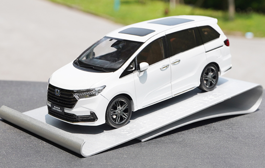 Original factory 1:18 HONDA ODYSSEY hybrid 2022 diecast white/silver classic MPV car model for birthday gift