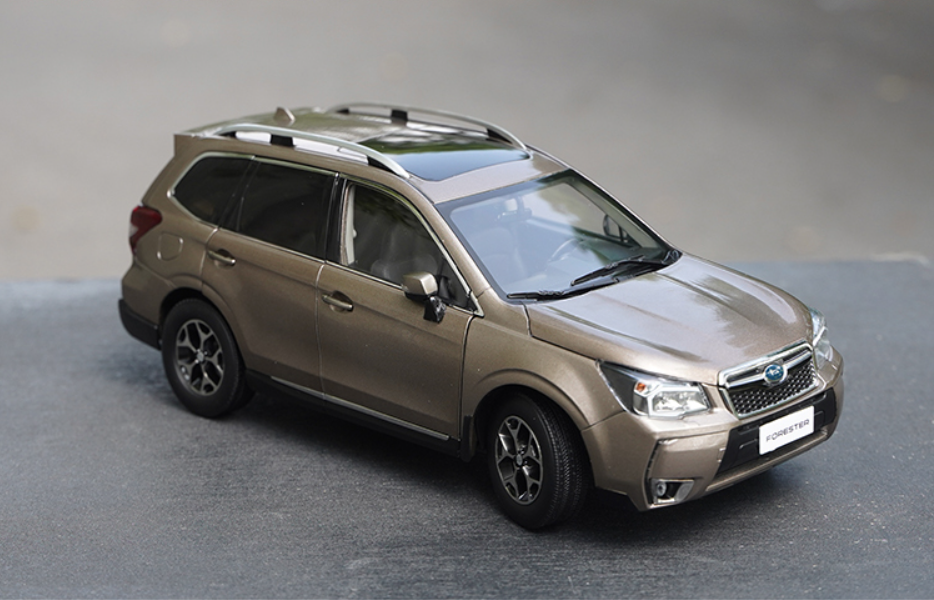 Original factory 1:18 Subaru Forester 2015 version classic simulation alloy car model for gift, toys