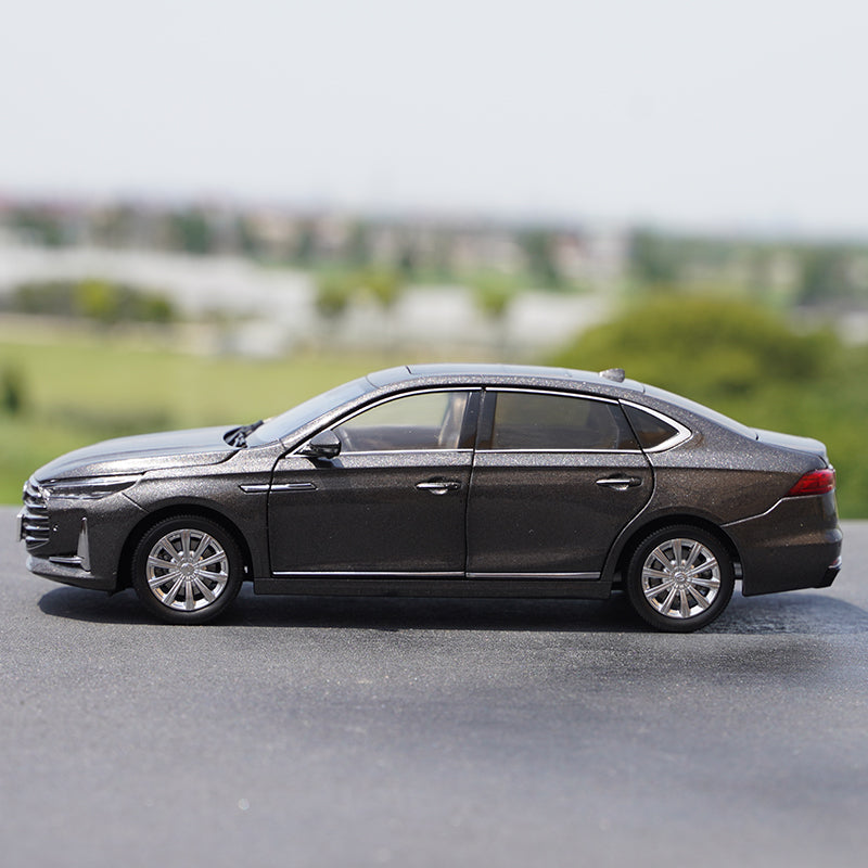 Original factory 1:24 GAC Trumpchi GA8 2020 diecast car model for gift, collection