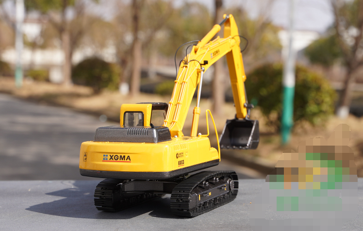 Original 1:35 XGMA XG822 833 Excavator zinc alloy construction truck mechanical model for gift, collection, promotion