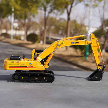 Original 1:35 XGMA XG822 833 Excavator zinc alloy construction truck mechanical model for gift, collection, promotion