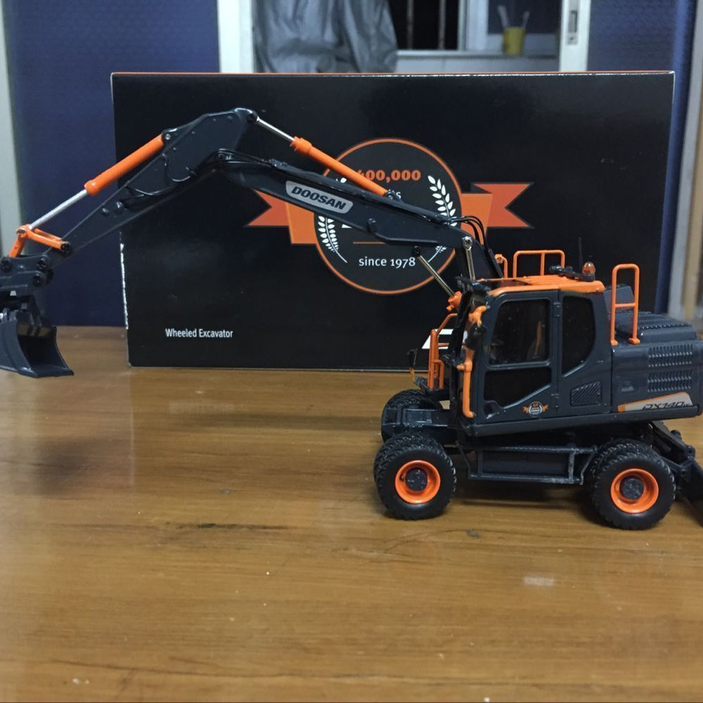 RARE UH8137 1 50 Doosan Dx140w Wheeled Excavator Diecast Toy Model Black Editon