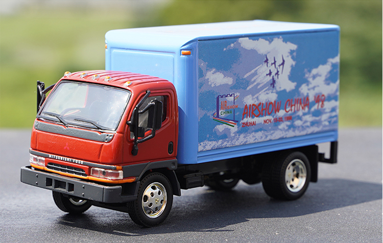 Original factory 1:53 General Model Mitsu bishi FUSO Diecast HK light truck advertising alloy van truck model for gift