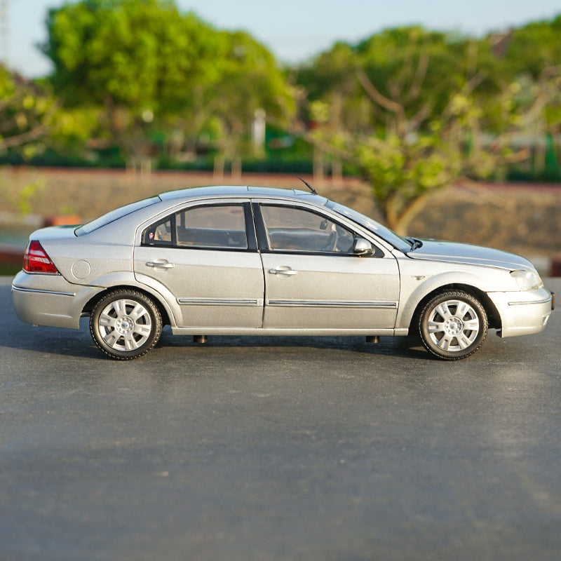 Original factory authentic 1:18 Classic FORD MONDEO diecast car model for toys, gift, collection
