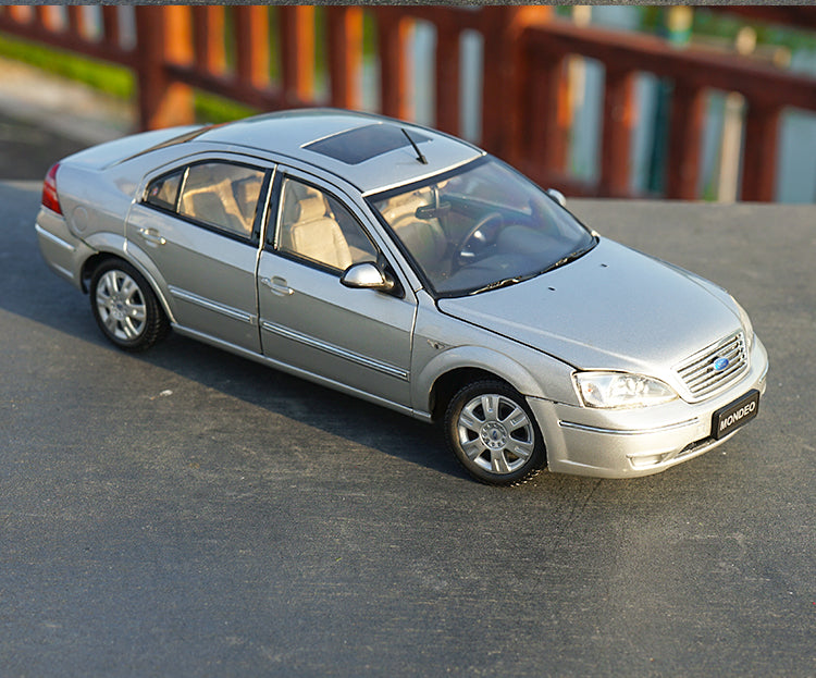 Original factory authentic 1:18 Classic FORD MONDEO diecast car model for toys, gift, collection