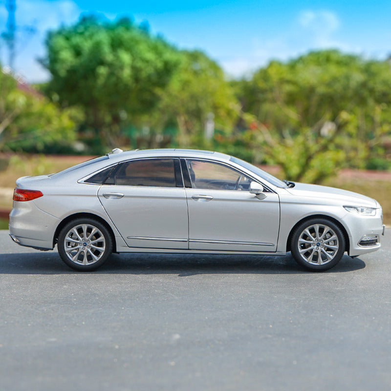 Original factory authentic 1:18 FORD TAURUS 2015 version diecast car model with small gift