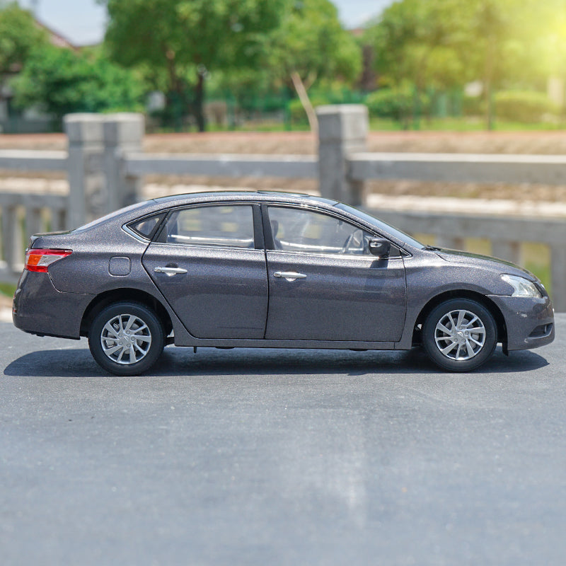 Original factory authentic 1:18 NISSAN SYLPHY diecast car model with small gift