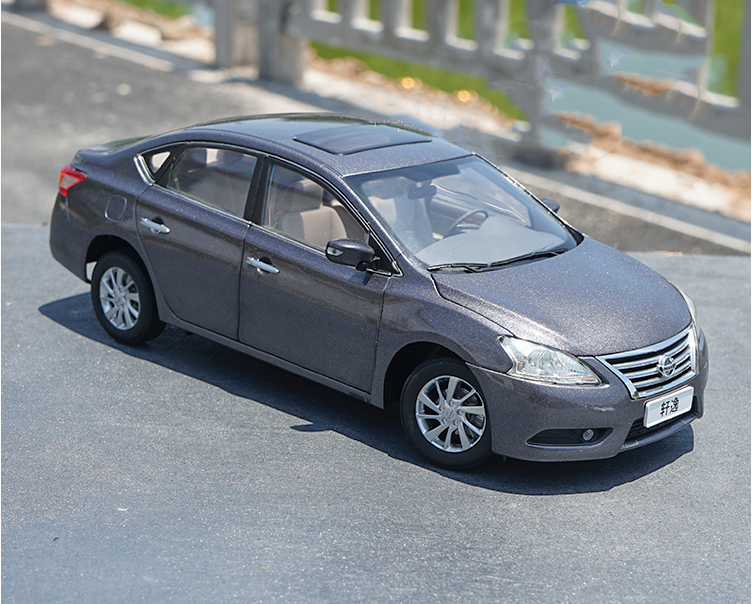 Original factory authentic 1:18 NISSAN SYLPHY diecast car model with small gift