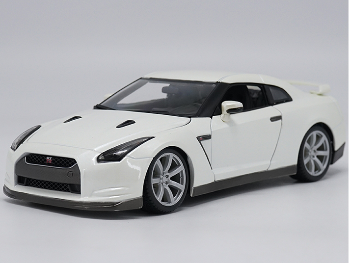 Original factory authentic 1:18 Nissan GTR R35 2009 diecast metal car model with small gift