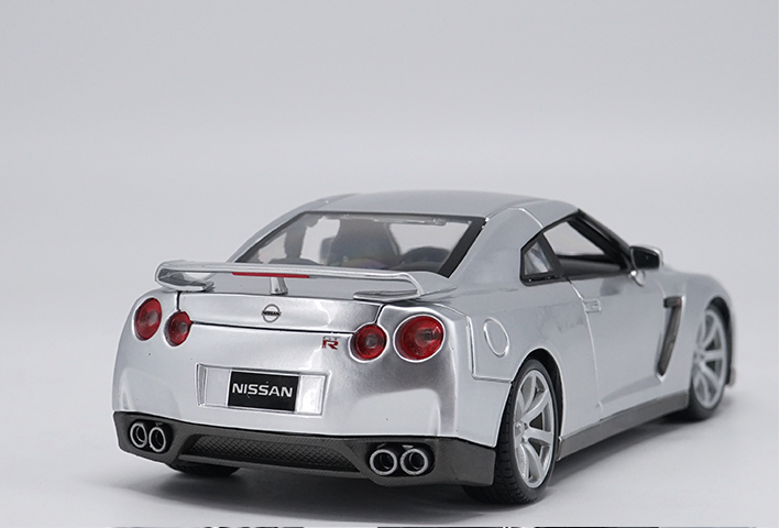 Original factory authentic 1:18 Nissan GTR R35 2009 diecast metal car model with small gift