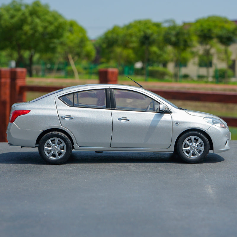 Original factory authentic Minichamps 118 Nissan Sunny diecast car mo